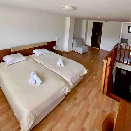 Apartment 1br Homey Two Floor - 200mbps Wi-fi
